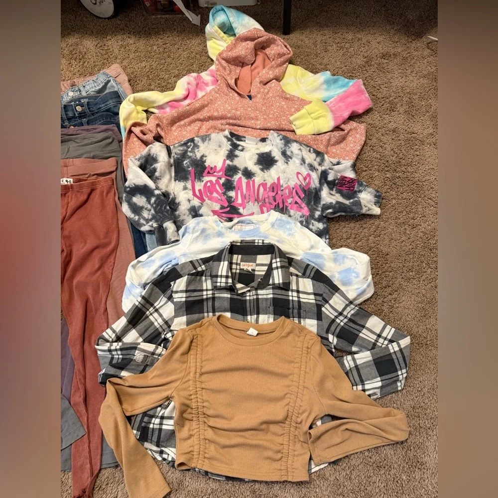 Huge Lot of Assorted Girls Tops, Shorts, Jeans, Leggings, Tanks in sz 10/12 L - Picture 7 of 10